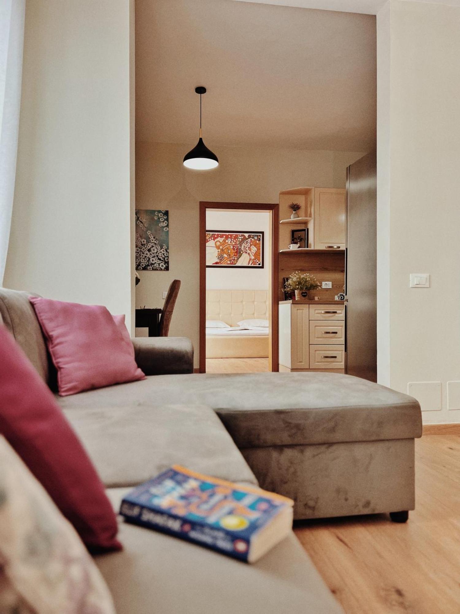 Cozy Rooftop Apartment - Your Home, Away From Home! Tirana Kültér fotó