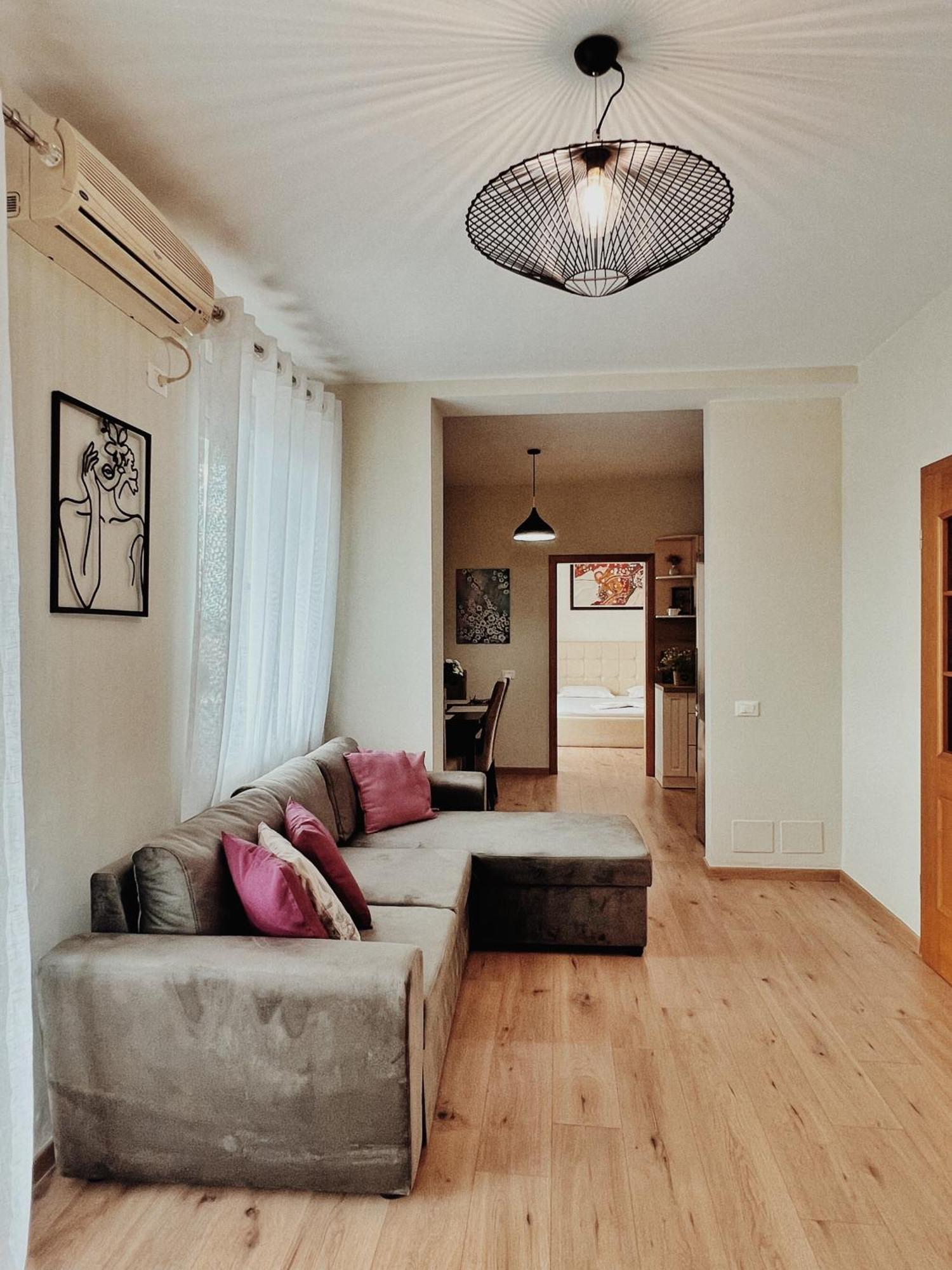 Cozy Rooftop Apartment - Your Home, Away From Home! Tirana Kültér fotó