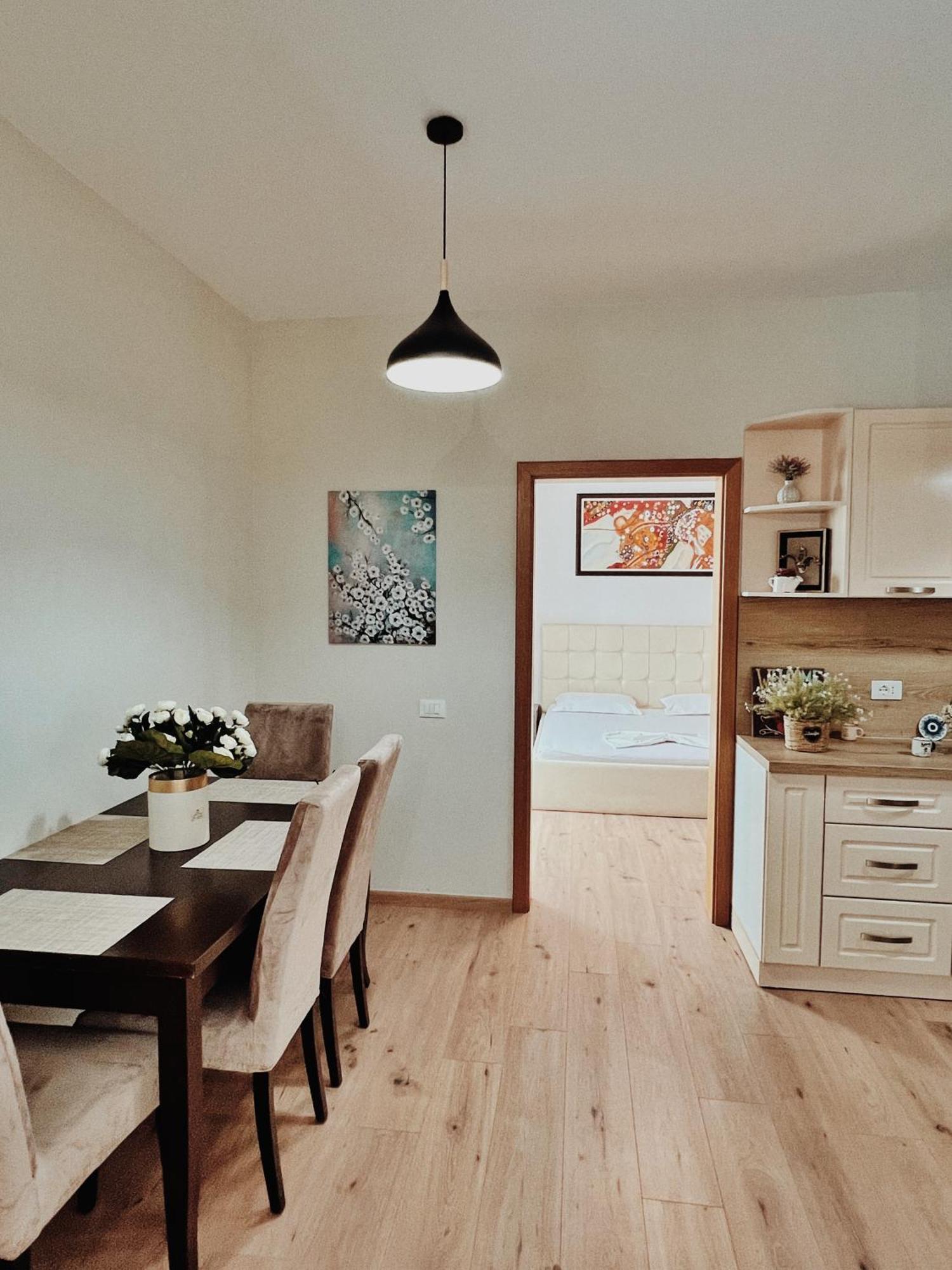 Cozy Rooftop Apartment - Your Home, Away From Home! Tirana Kültér fotó