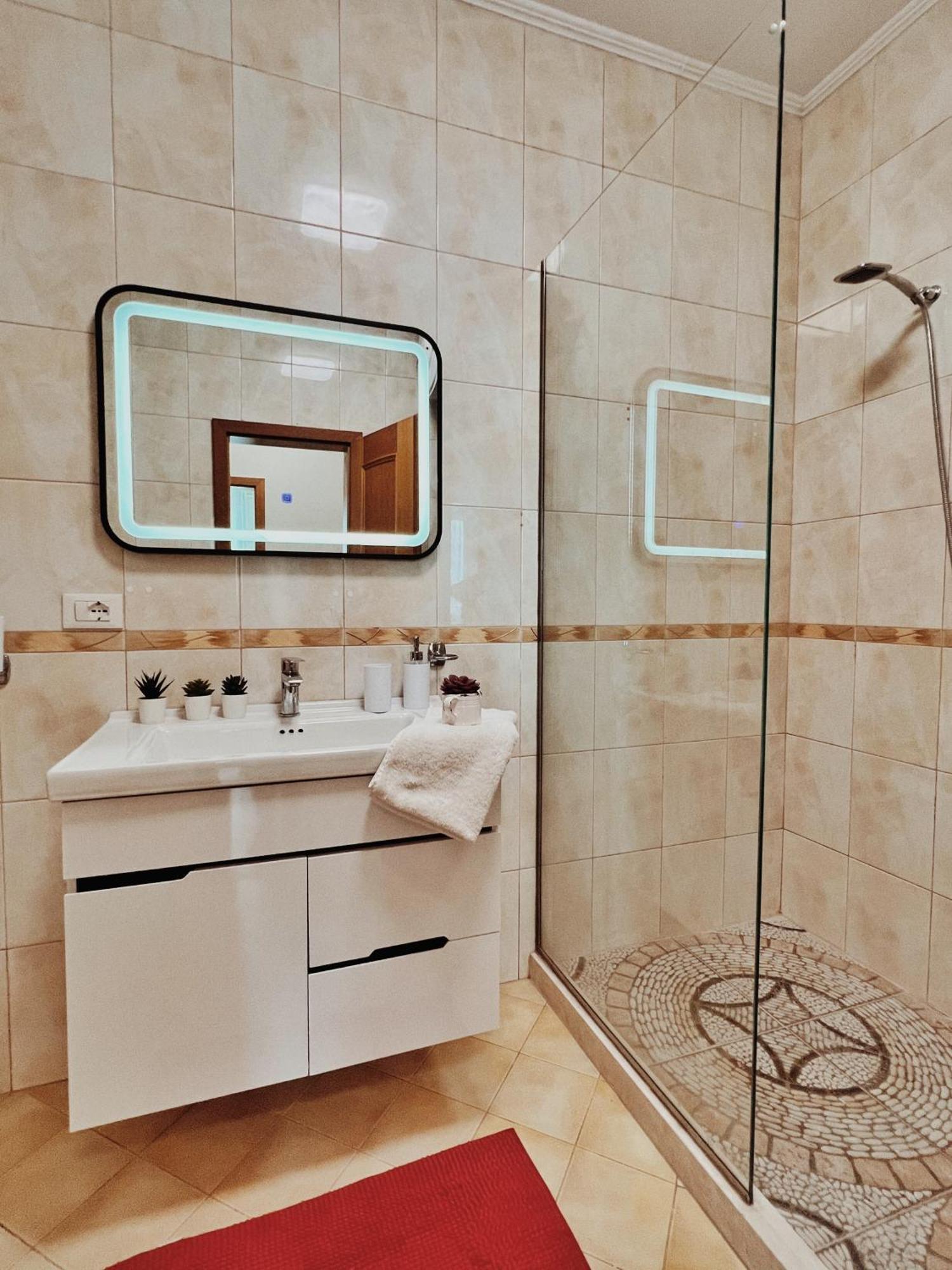 Cozy Rooftop Apartment - Your Home, Away From Home! Tirana Kültér fotó